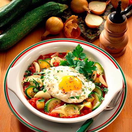 Spiegeleier auf Zucchinigemüse Rezept Spiegeleier auf Zucchinigemüse Rezept