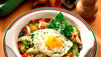 Spiegeleier auf Zucchinigemüse Rezept - Foto: LECKER @ Bauer Media Group