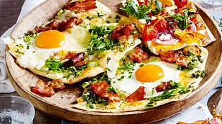 Spiegeleier-Flammkuchen mit Bacon Rezept - Foto: LECKER @ Bauer Media Group Spiegeleier-Flammkuchen mit Bacon Rezept - Foto: LECKER @ Bauer Media Group