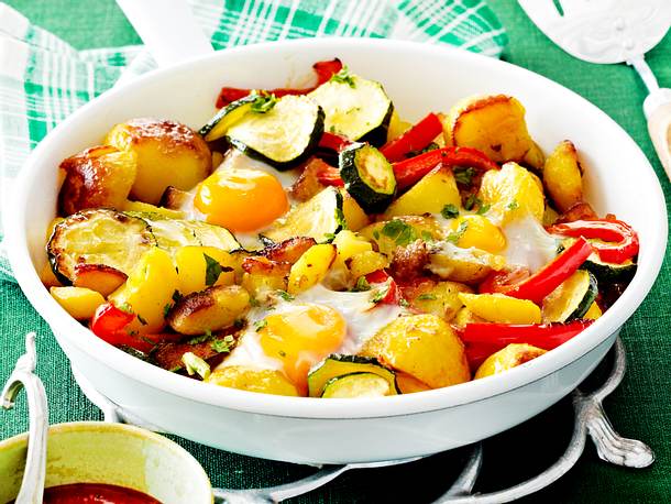 Spiegelei-Pfanne mit Bratkartoffeln, Zucchini und Paprika Rezept