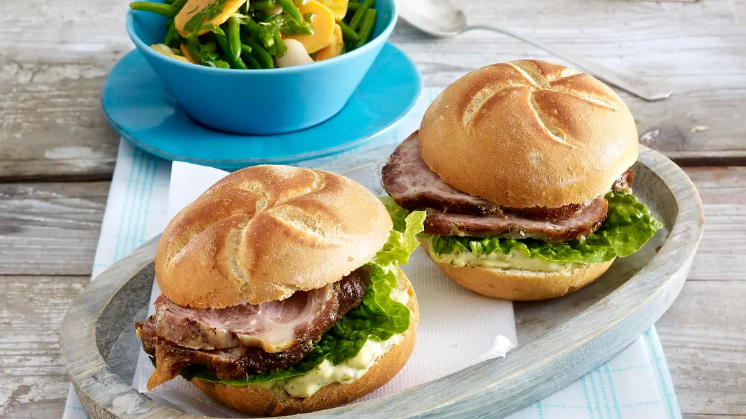 Spießbraten (vom Grill) im Brötchen zu buntem Süßkartoffel-Salat Rezept - Foto: LECKER @ Bauer Media Group Spießbraten (vom Grill) im Brötchen zu buntem Süßkartoffel-Salat Rezept - Foto: LECKER @ Bauer Media Group