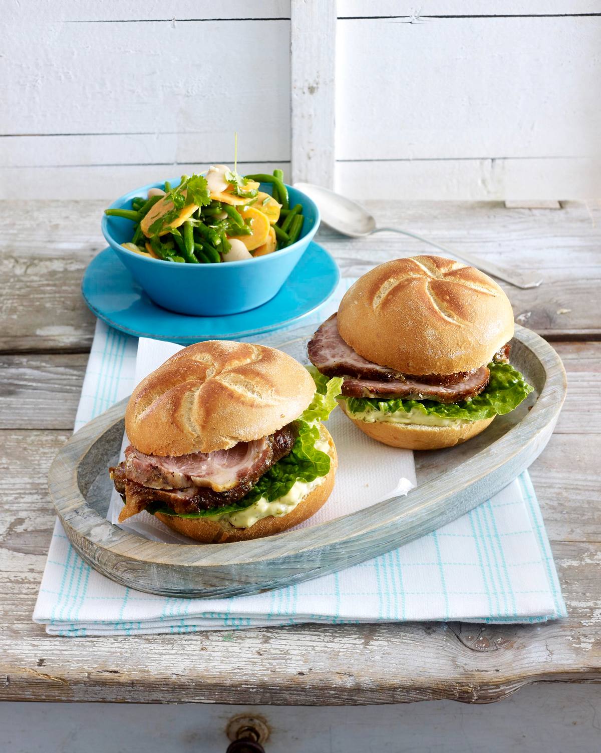 Spießbraten (vom Grill) im Brötchen zu buntem Süßkartoffel-Salat Rezept