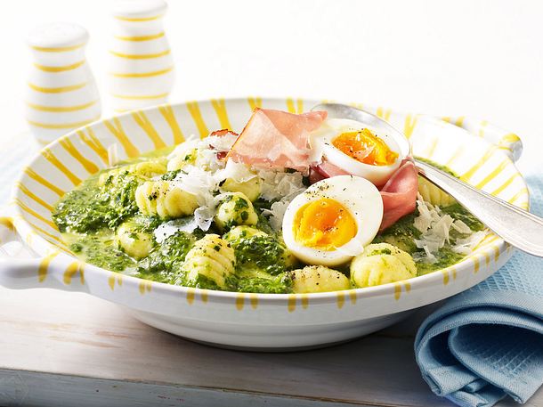 Spinat-Gnocchi mit Schinken und Ei Rezept