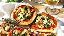 Spinat-Knoblauch-Pizza mit Shrimps Rezept - Foto: LECKER @ Bauer Media Group Spinat-Knoblauch-Pizza mit Shrimps Rezept - Foto: LECKER @ Bauer Media Group