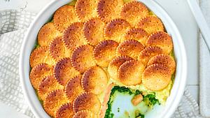 Spinat, Lachs, Kartoffelpüree und Cracker sind in einer Auflaufform geschichtet. - Foto: House of Food / Bauer Food Experts KG
