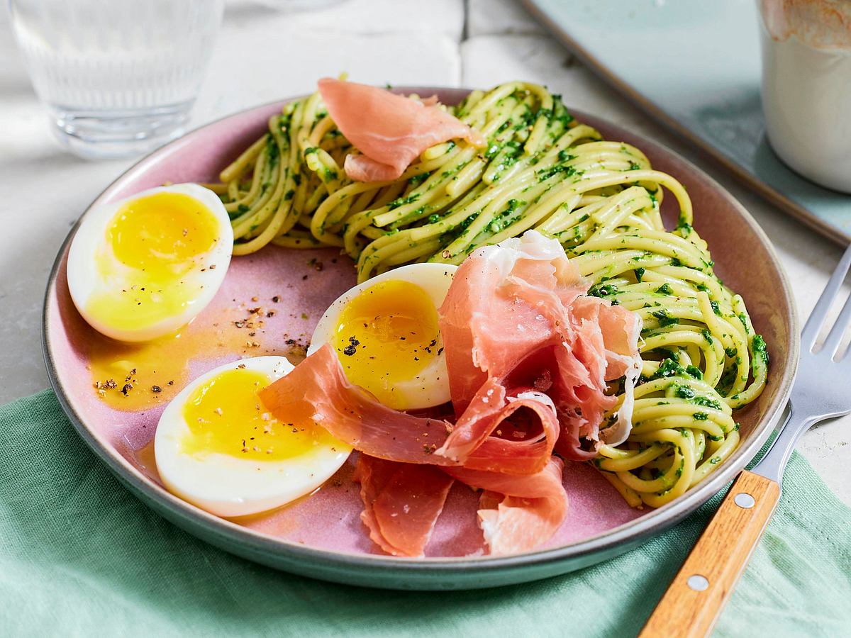 Spinat-Pasta uova e pancetta Rezept