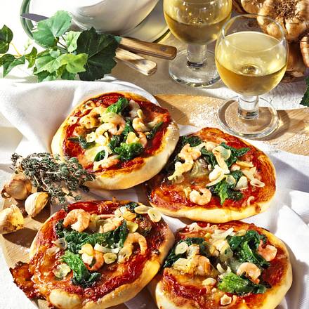 Spinat-Pizzas mit Knoblauch & Shrimps Rezept