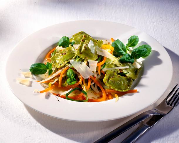 Spinat-Ravioli auf Julienne-Gemüse Rezept