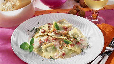 Spinat-Ravioli mit Käse-Schinken-Soße Rezept - Foto: Först, Thomas