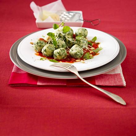 Spinat-Ricotta-Klöße in Tomatensoße Rezept