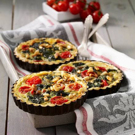 Spinat-Roquefort-Tartletts mit Kirschtomaten und Pinienkernen Rezept