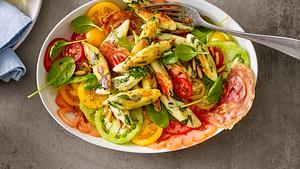 Spinat-Schupfnudeln auf buntem Tomatensalat Rezept - Foto: House of Food / Bauer Food Experts KG