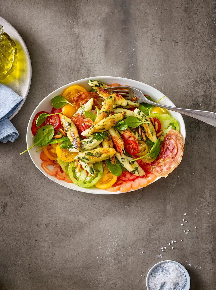 Spinat-Schupfnudeln auf buntem Tomatensalat Rezept Spinat-Schupfnudeln auf buntem Tomatensalat Rezept