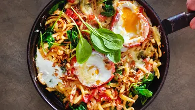 Spinat-Shakshuka mit Spätzle Rezept - Foto: LECKER @ Bauer Media Group