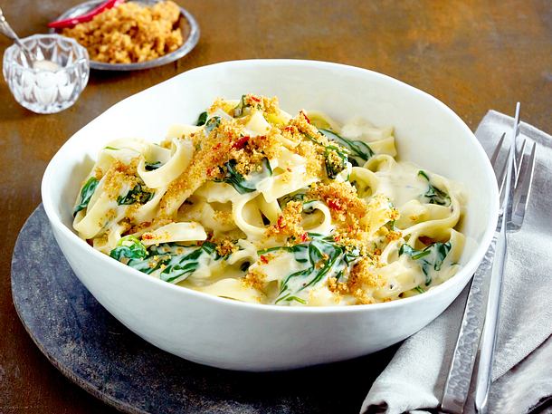 Spinat-Tagliatelle mit Chili-Bröseln Rezept