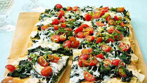 Spinat-Ziegenkäse-Pizza mit Tomaten-Salsa Rezept - Foto: House of Food / Bauer Food Experts KG