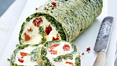 Spinatbiskuitrolle mit Tomatenfrischkäse Rezept - Foto: LECKER @ Bauer Media Group