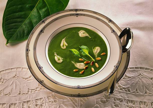 Spinatcremesuppe mit Pinienkernen Rezept