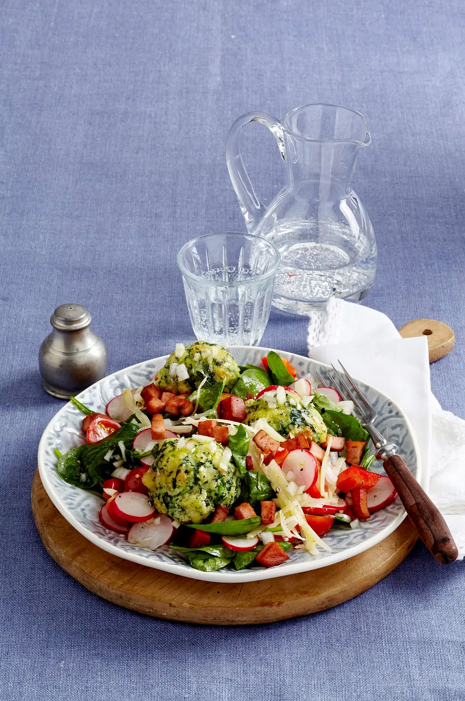 Spinatknödel auf Sommersalat Rezept Spinatknödel auf Sommersalat Rezept