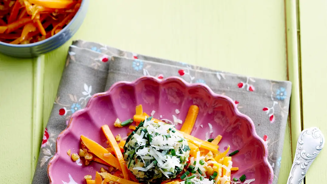 Spinatknödel mit Karotten-Vanille-Walnussgemüse Rezept - Foto: LECKER @ Bauer Media Group Spinatknödel mit Karotten-Vanille-Walnussgemüse Rezept - Foto: LECKER @ Bauer Media Group