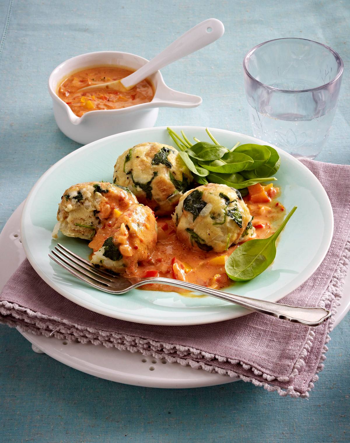 Spinatknödel mit Röstpaprikasoße Rezept