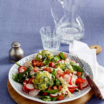 Spinatknödel auf Sommersalat Rezept Spinatknödel auf Sommersalat Rezept
