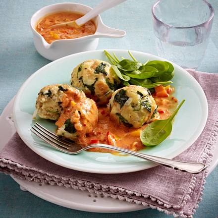 Spinatknödel mit Röstpaprikasoße Rezept