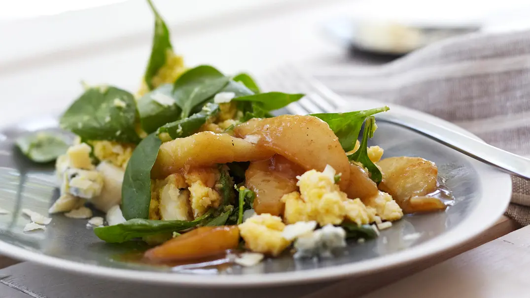 Spinatpolenta mit Gorgonzola und karamellisierten Birnen Rezept - Foto: LECKER @ Bauer Media Group Spinatpolenta mit Gorgonzola und karamellisierten Birnen Rezept - Foto: LECKER @ Bauer Media Group