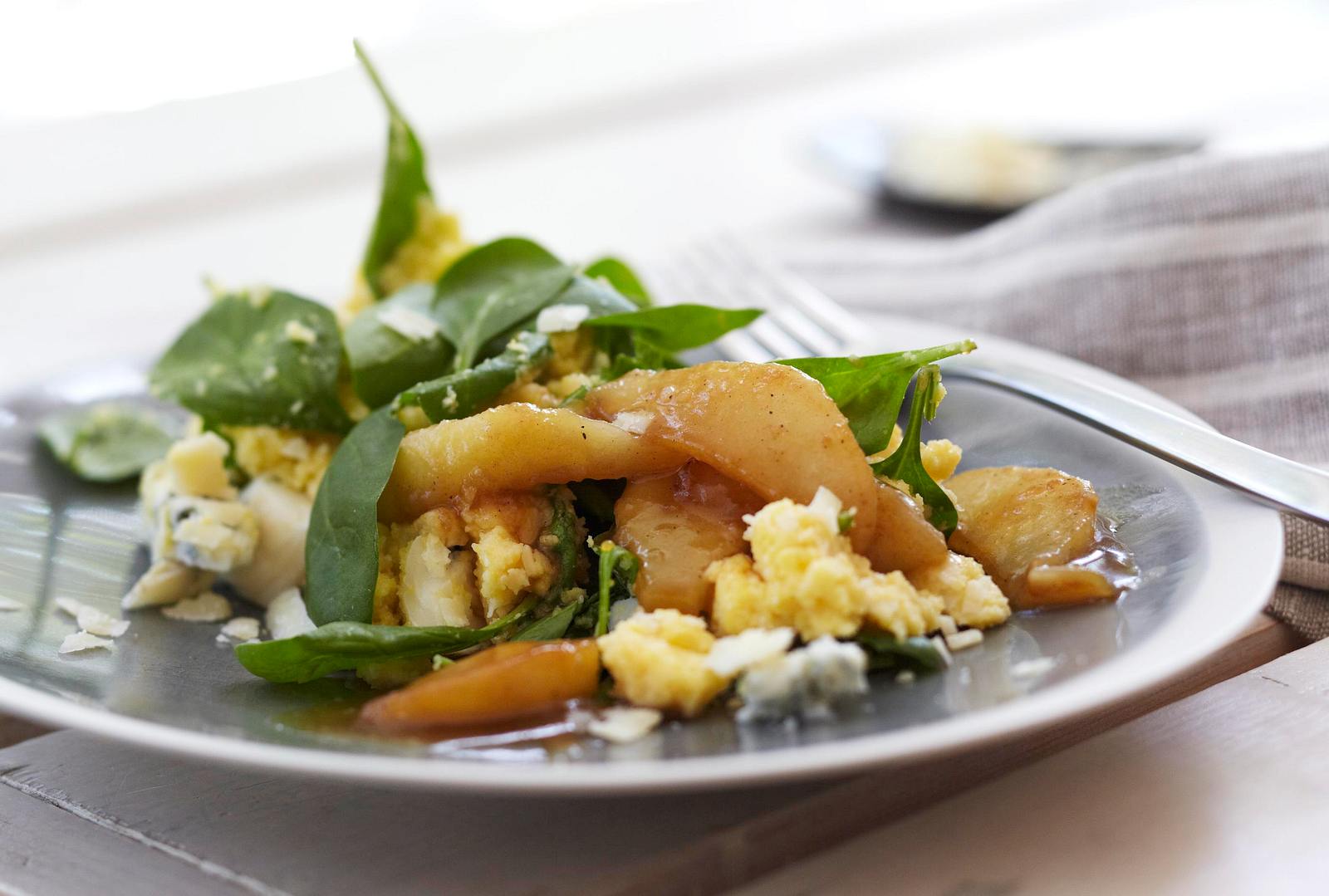 Spinatpolenta mit Gorgonzola und karamellisierten Birnen Rezept | LECKER