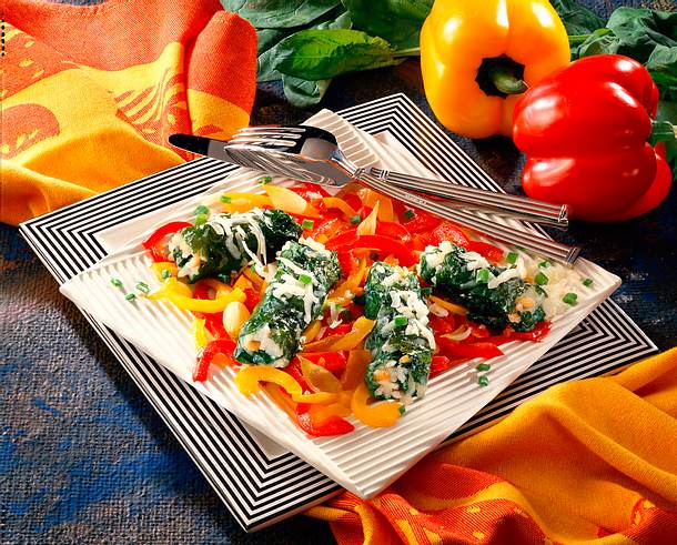 Spinatröllchen auf Paprikagemüse Rezept Spinatröllchen auf Paprikagemüse Rezept