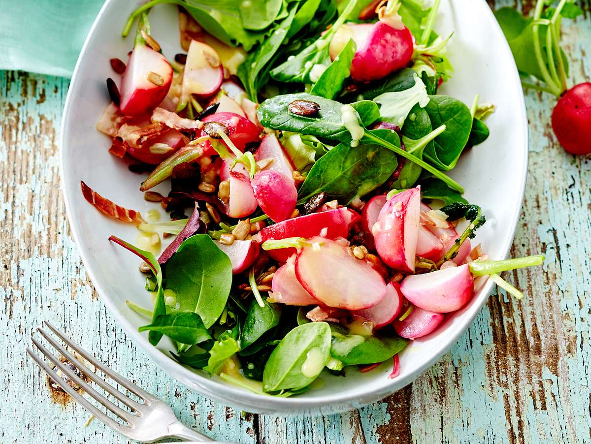 Spinatsalat mit Bacon-Radieschen