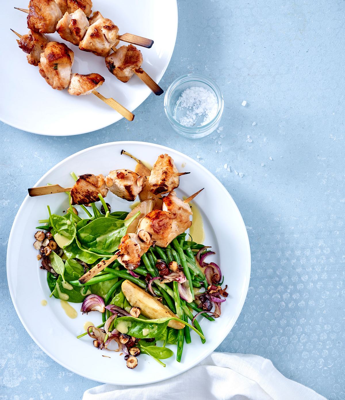 Spinatsalat mit grünen Bohnen, Birnenspalten mit Geflügelspießen Rezept