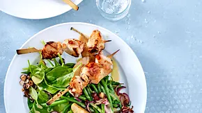 Spinatsalat mit grünen Bohnen, Birnenspalten mit Geflügelspießen Rezept - Foto: LECKER @ Bauer Media Group Spinatsalat mit grünen Bohnen, Birnenspalten mit Geflügelspießen Rezept - Foto: LECKER @ Bauer Media Group