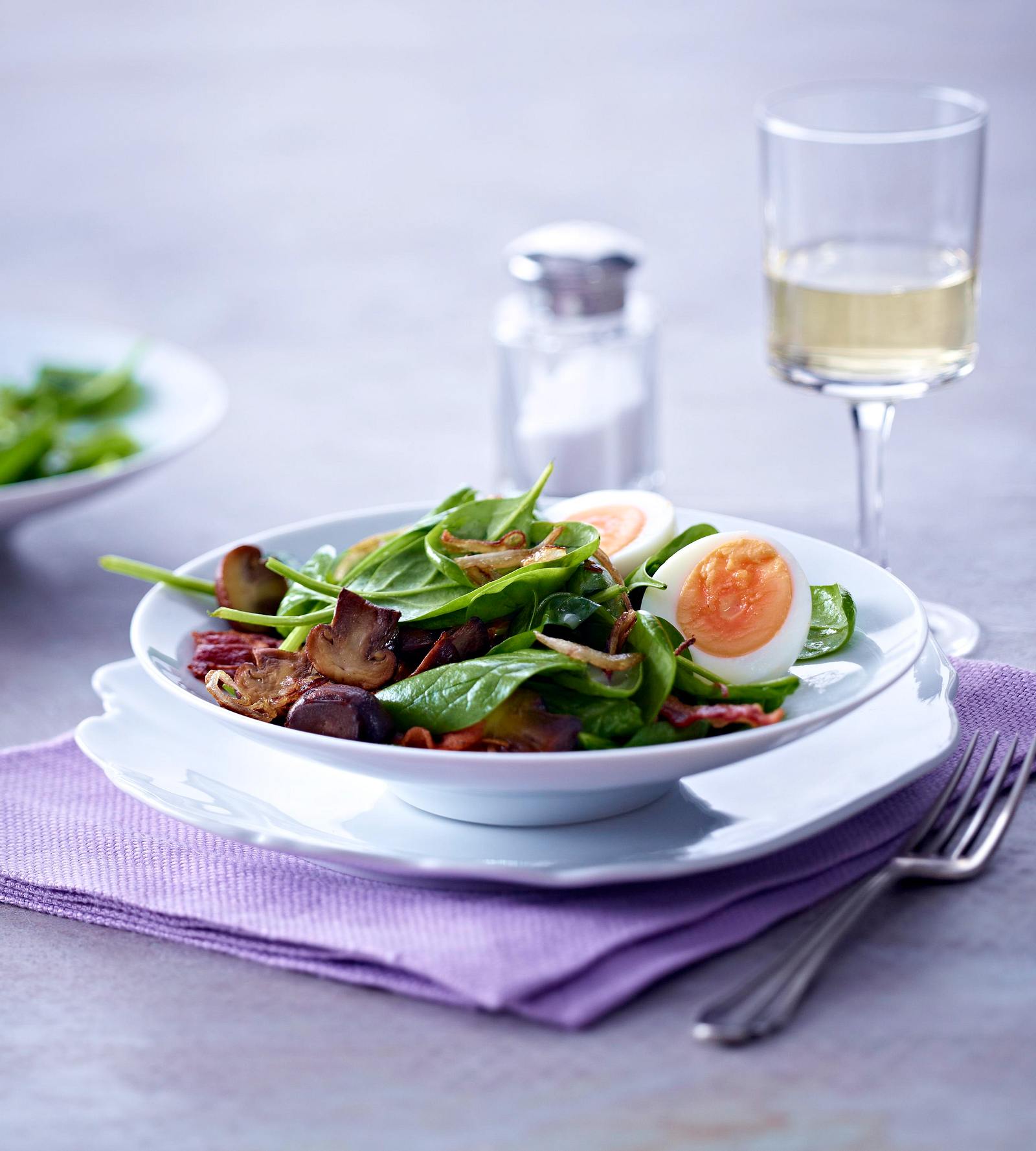 Spinatsalat mit halbieren Eiern und Speck-Vinaigrette Rezept | LECKER