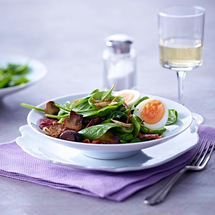 Spinatsalat mit halbieren Eiern und Speck-Vinaigrette Rezept Spinatsalat mit halbieren Eiern und Speck-Vinaigrette Rezept