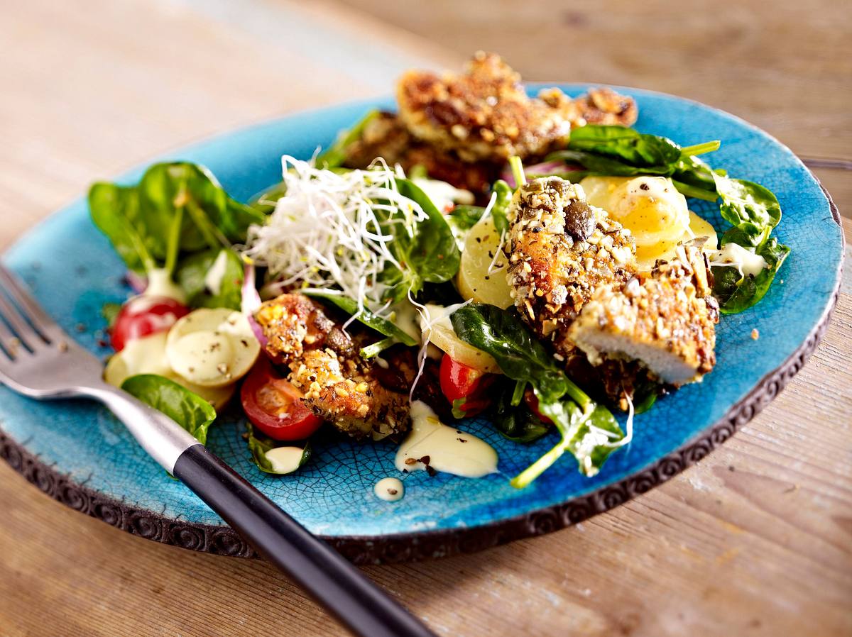 Spinatsalat mit Kartoffeln und Backhendl-Streifen Rezept