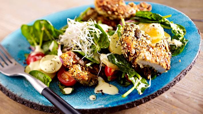 Spinatsalat mit Kartoffeln und Backhendl-Streifen Rezept - Foto: House of Food / Bauer Food Experts KG