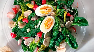 Spinatsalat mit Knoblauchvinaigrette Rezept - Foto: LECKER @ Bauer Media Group
