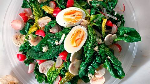 Spinatsalat mit Knoblauchvinaigrette Rezept - Foto: Horn