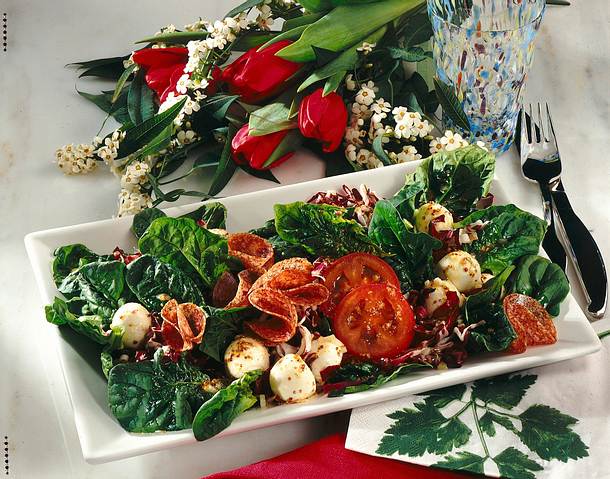 Spinatsalat mit Mozzarella und Salami Rezept