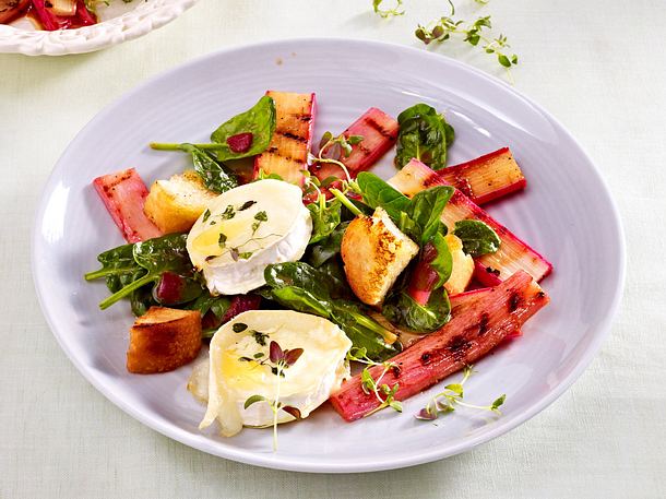 Spinatsalat mit gebackenem Ziegenkäse, Knoblauch-Croûtons und Rhabarber Rezept Spinatsalat mit gebackenem Ziegenkäse, Knoblauch-Croûtons und Rhabarber Rezept