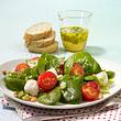Spinatsalat mit Tomaten, Mozzarella und Lauchzwiebel-Vinaigrette Rezept - Foto: Först, Thomas