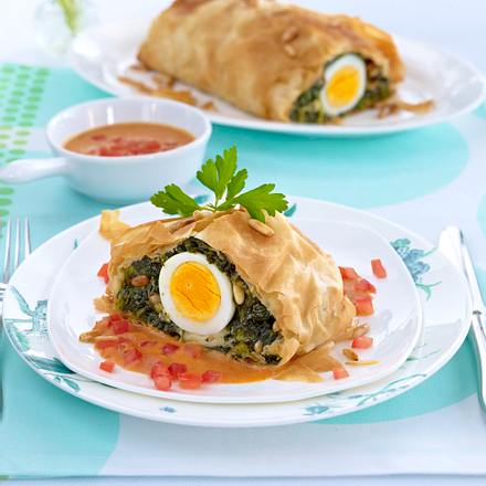 Spinatstrudel mit Tomatensahne Rezept Spinatstrudel mit Tomatensahne Rezept