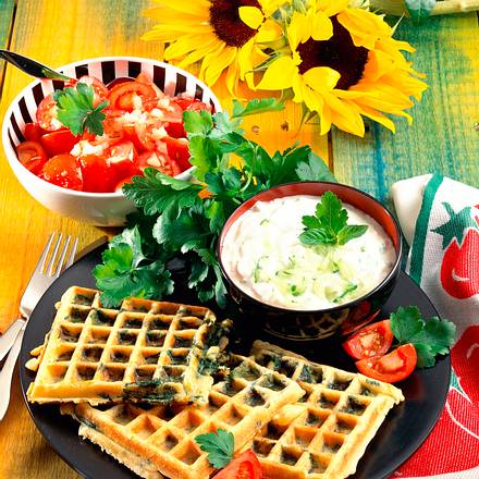 Spinatwaffeln mit Tomatensalat und Knoblauchquark Rezept Spinatwaffeln mit Tomatensalat und Knoblauchquark Rezept