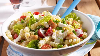 Spiralnudel-Salat mit Hähnchenwürfeln Rezept - Foto: LECKER @ Bauer Media Group