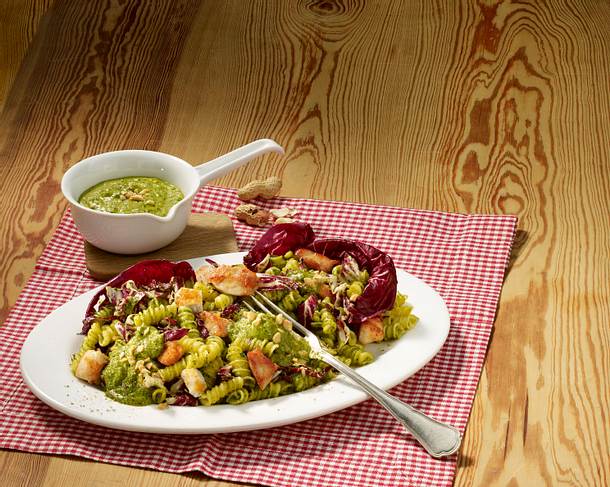Spiralnudeln mit Erdnusspesto und Radicchio Rezept Spiralnudeln mit Erdnusspesto und Radicchio Rezept