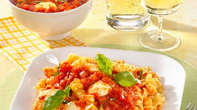 Spiralnudeln mit Tomaten-Mozzarella-Soße Rezept - Foto: LECKER @ Bauer Media Group