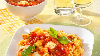 Spiralnudeln mit Tomaten-Mozzarella-Soße Rezept - Foto: LECKER @ Bauer Media Group