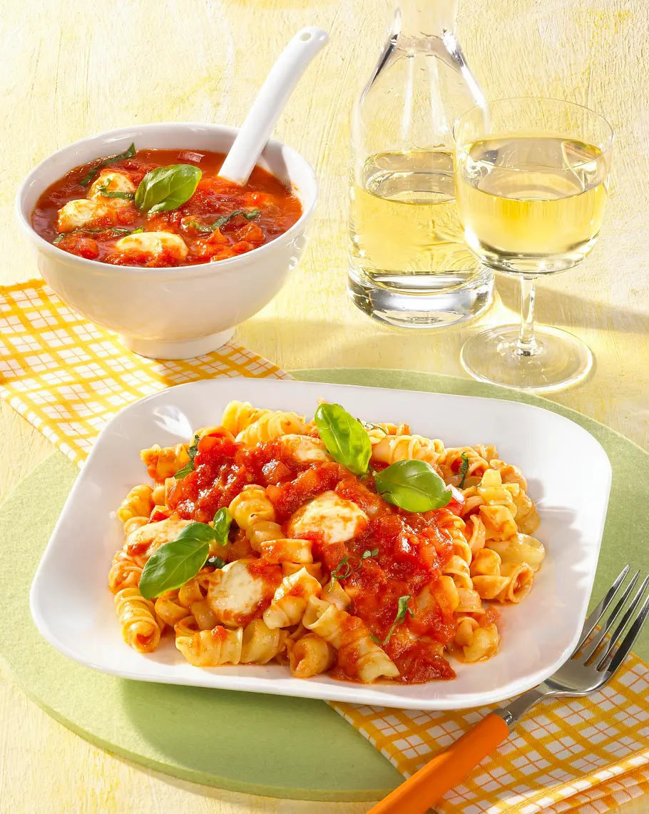 Spiralnudeln mit Tomaten-Mozzarella-Soße Rezept Spiralnudeln mit Tomaten-Mozzarella-Soße Rezept