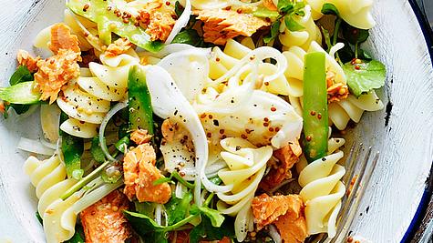 Spirelli-Salat mit Spargel und Wildlachs Rezept - Foto: House of Food / Bauer Food Experts KG